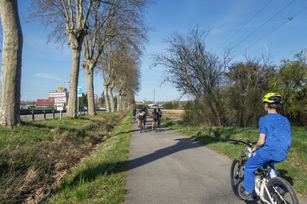 Des cyclistes exercent le vélo sur une piste cyclable en France.