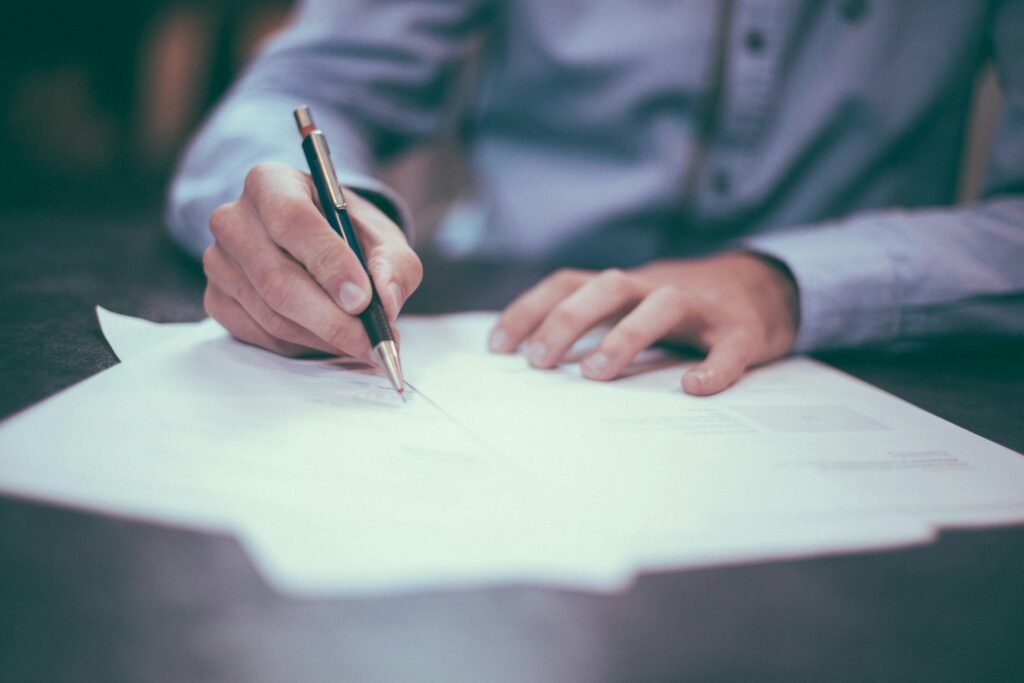 Un homme est entrain de remplir un document dans un bureau pour participer à une activité écologique.