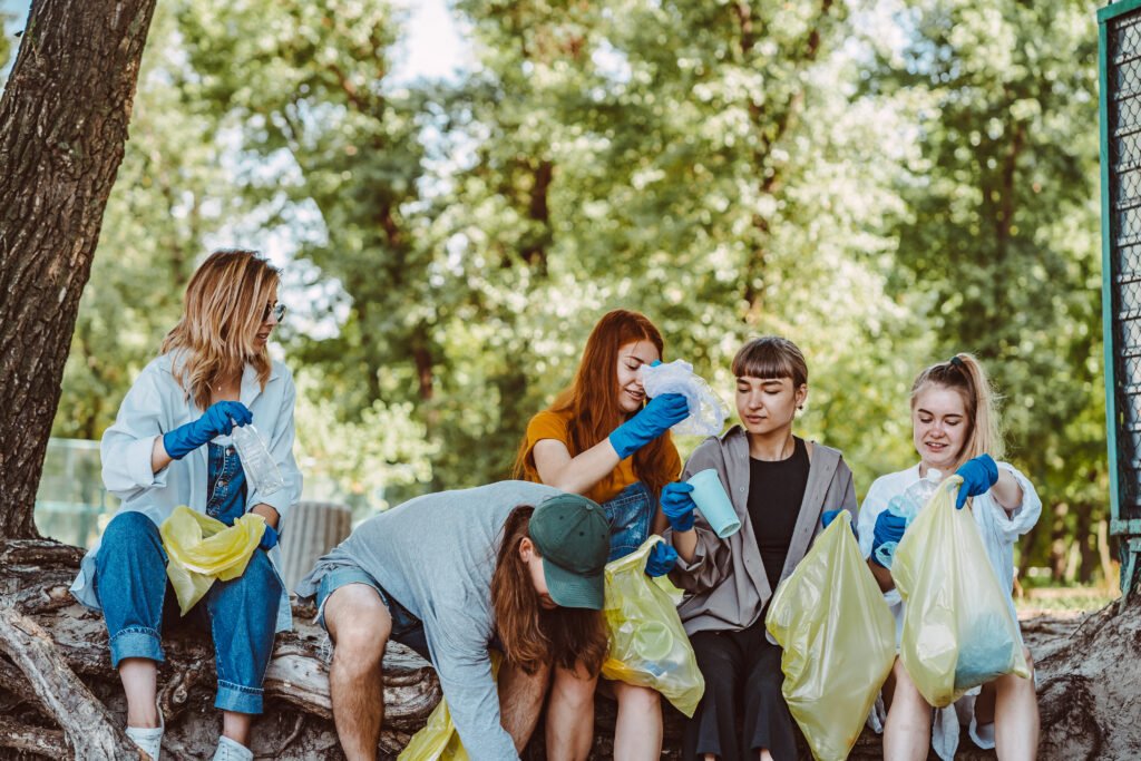 Employés lors d'une activité en nature lors d'un team building écologique.