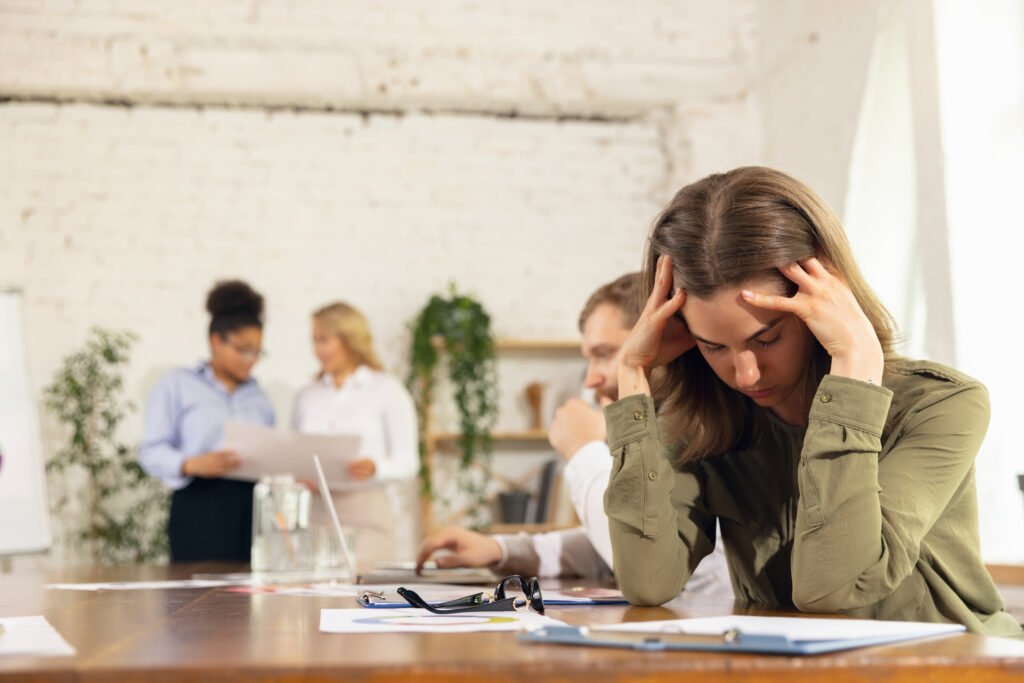 Un employé ayant besoin de réduire son stress, avantage d'un team building écologique.