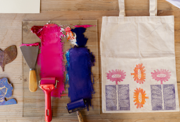 Fournitures nécéssaire à la personnalisation tote bag lors d'un atelier éco-créatif en Ile-de-france