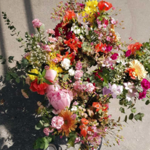 Réalisation lors d'un atelier de bouquet de fleurs frais dans une entreprise