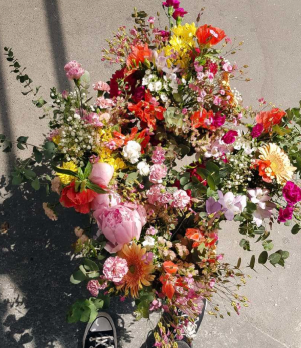 Réalisation lors d'un atelier de bouquet de fleurs frais dans une entreprise