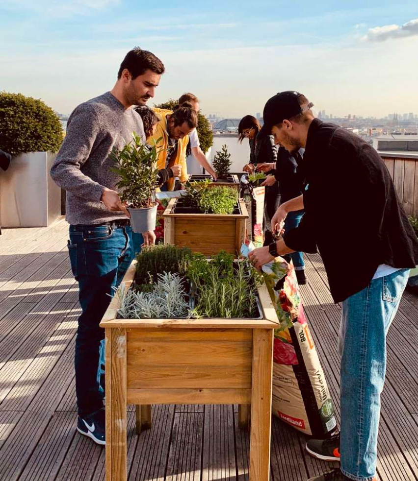 Participants à un atelier floral ile-de-france une des activités éco-responsables Ile-de-France