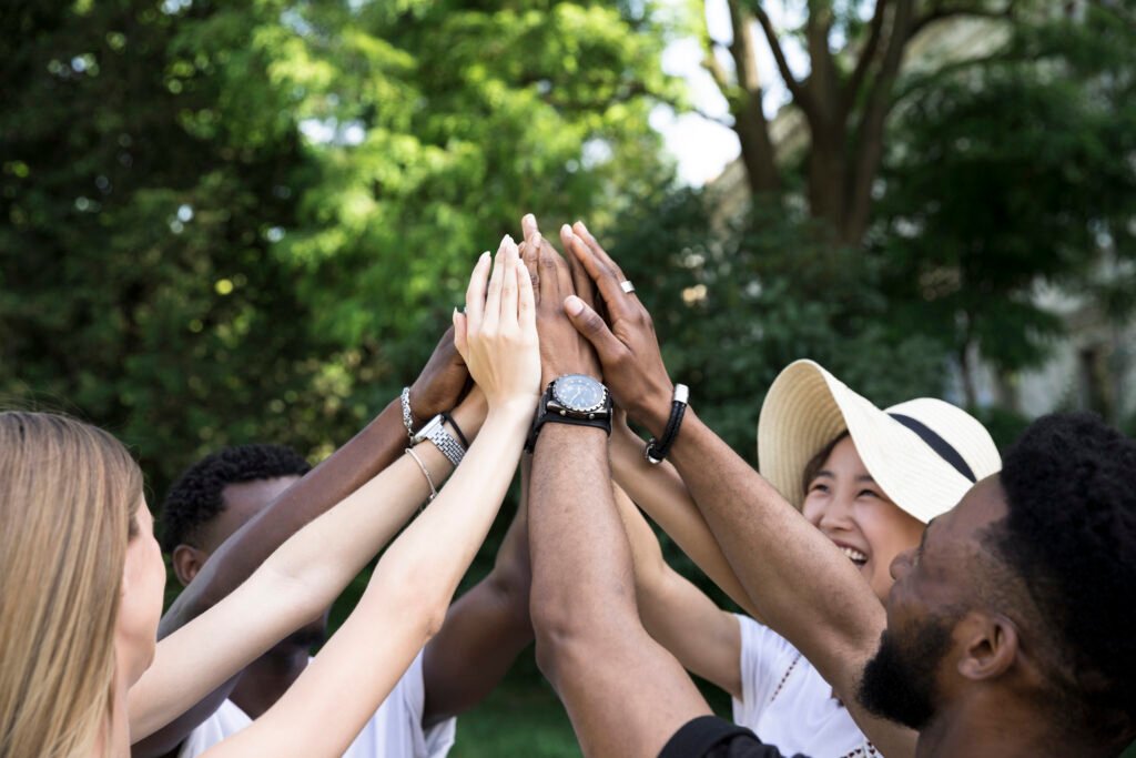 membres d'une équipe joyeux après avoir trouvé la bonne idée de team building 