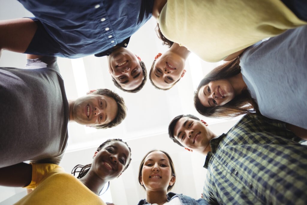 Membres d'une équipe soudée après avoir  effectué un team building 