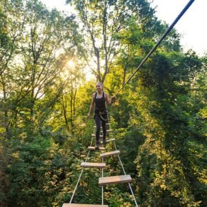 Femme lors d'un parcours d'accrobranche organiser lors d'un team building