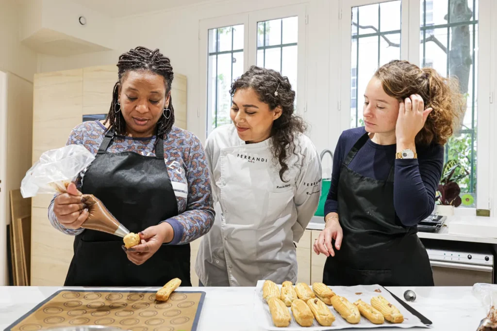 Atelier cuisine en entreprise où les participants confectionnent des plats.