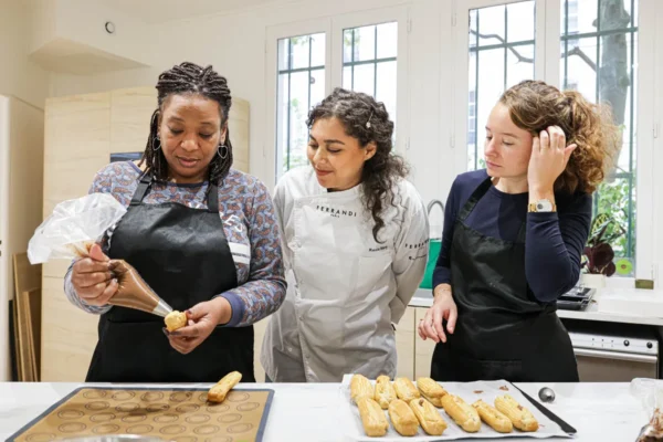 Atelier cuisine en entreprise où les participants confectionnent des plats.