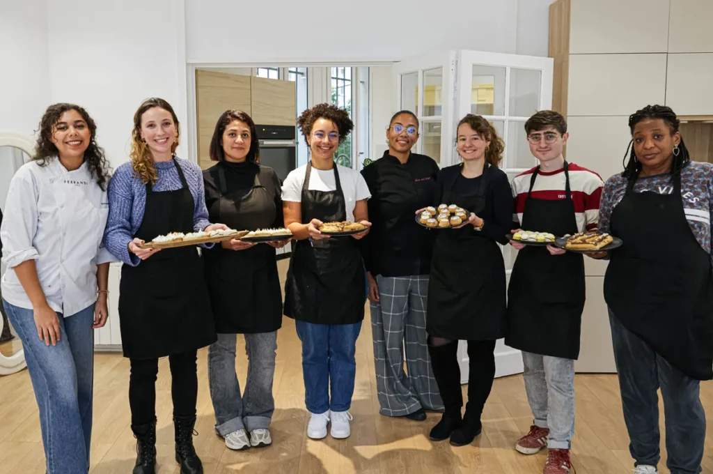 Photo de groupe prise lors d'un atelier pâtisserie team building