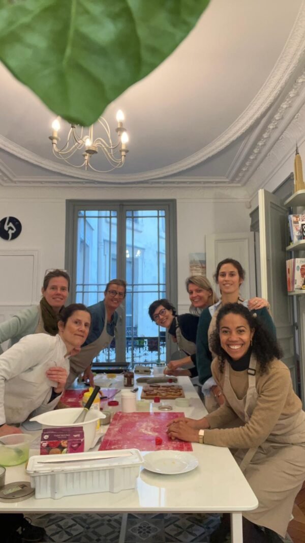 Photo de participants à un atelier culinaire Déjeuner à paris