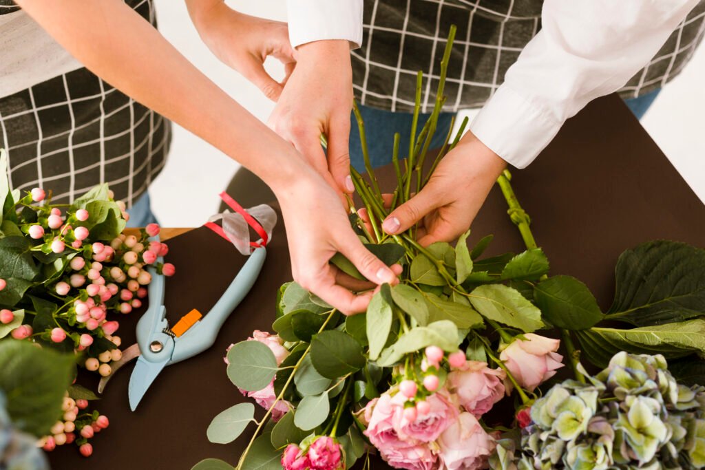 Deux participants à un atelier de création florale, une superbe idée de team building à faire à Paris en 2025