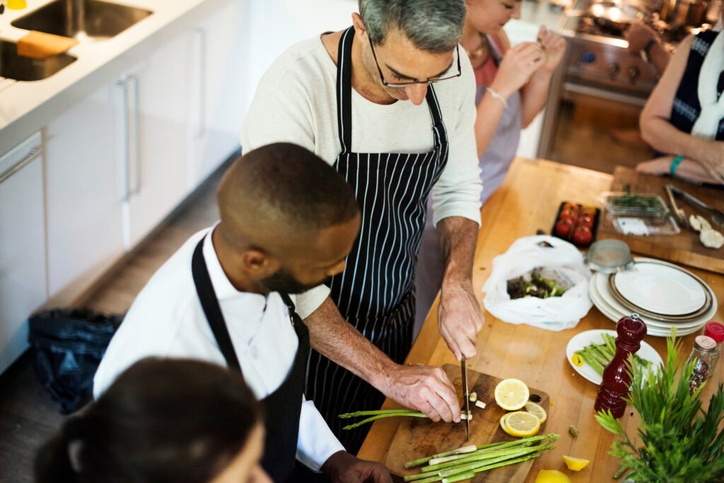 Deux participants à un atelier culinaire, une superbe idée de team building à faire à Paris en 2025