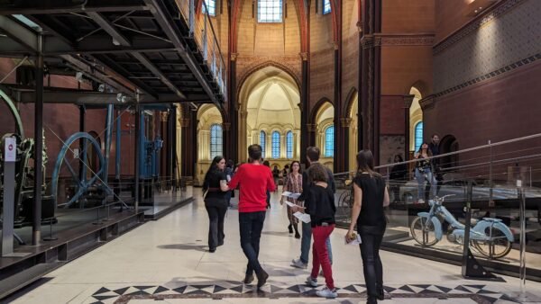 Photo prise lors d'un cluedo dans un musée de paris