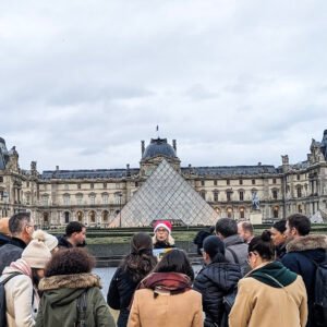 Photo du départ d'un team building culturel au Louvre