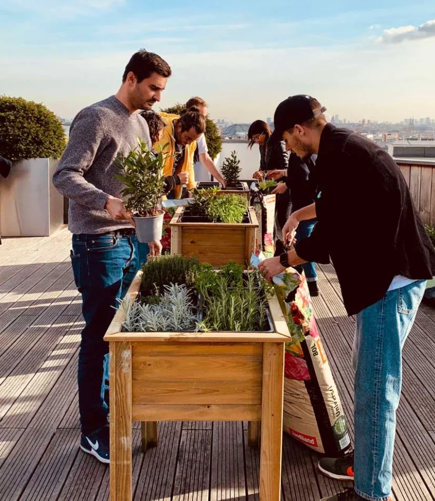 Photo d'un atelier main verte, une activité durable parfait pour un événement entreprise.