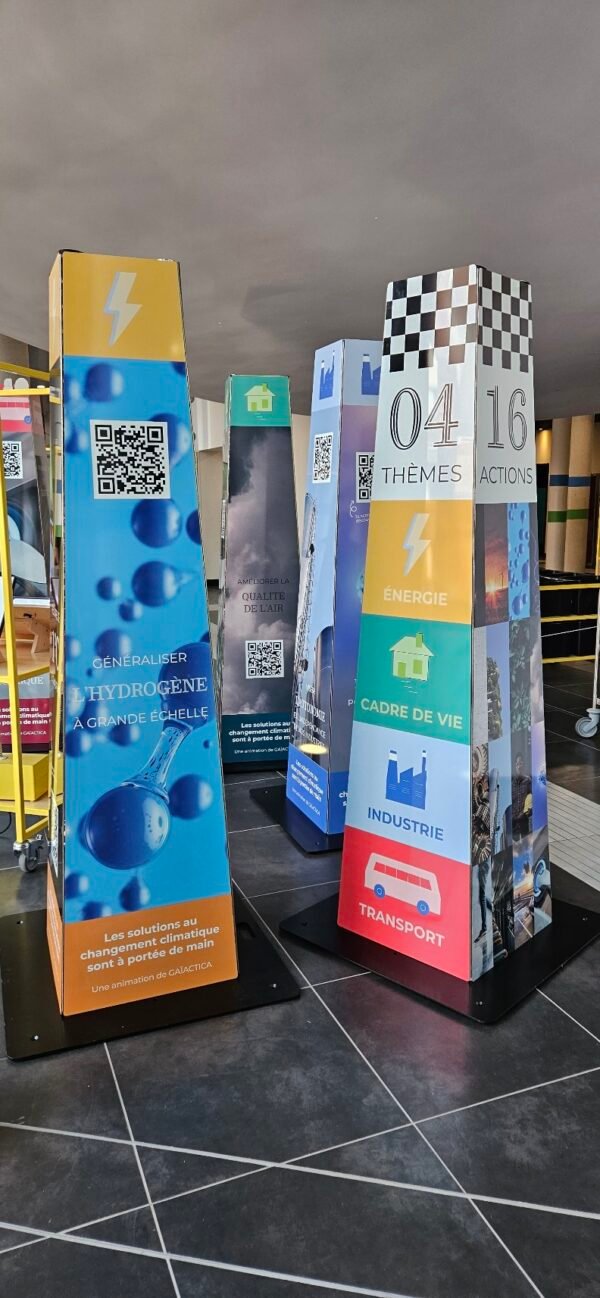 Jeu de piste "marché des solutions climat" - thématiques sur Totems 3D pyramidaux